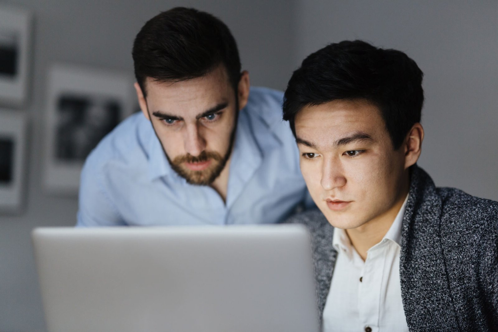 Comparação entre modelo de site pronto e site personalizado para pequenas empresas