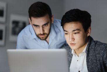 Comparação entre modelo de site pronto e site personalizado para pequenas empresas